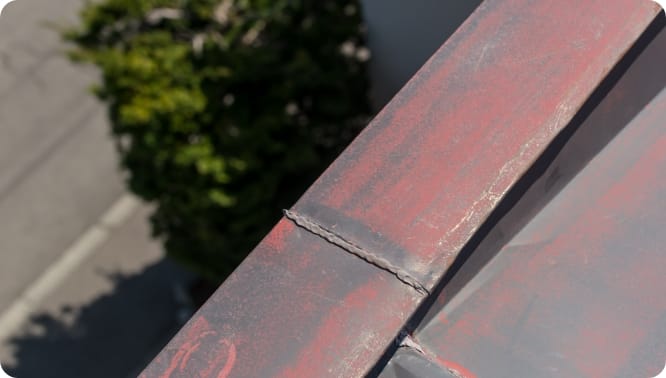 棟板金の浮きがないか確認します