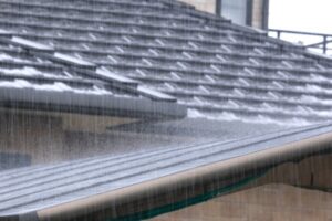 梅雨前の必須メンテナンス！雨押え板金を見逃すと大変なことに