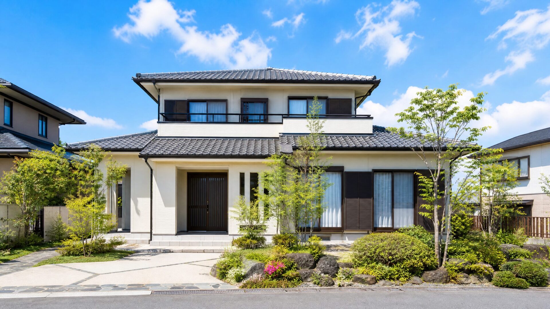 青空の下に建つ、きれいにメンテナンスされた安心感のある戸建て住宅